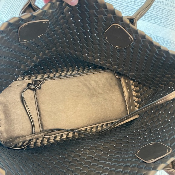 Metallic Woven tote with pouch - Picture 4 of 4